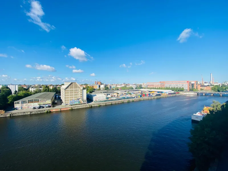 Sonnenbalkon mit Spreeblick: Entspanntes Wohnen mitten in der City! — photo 1